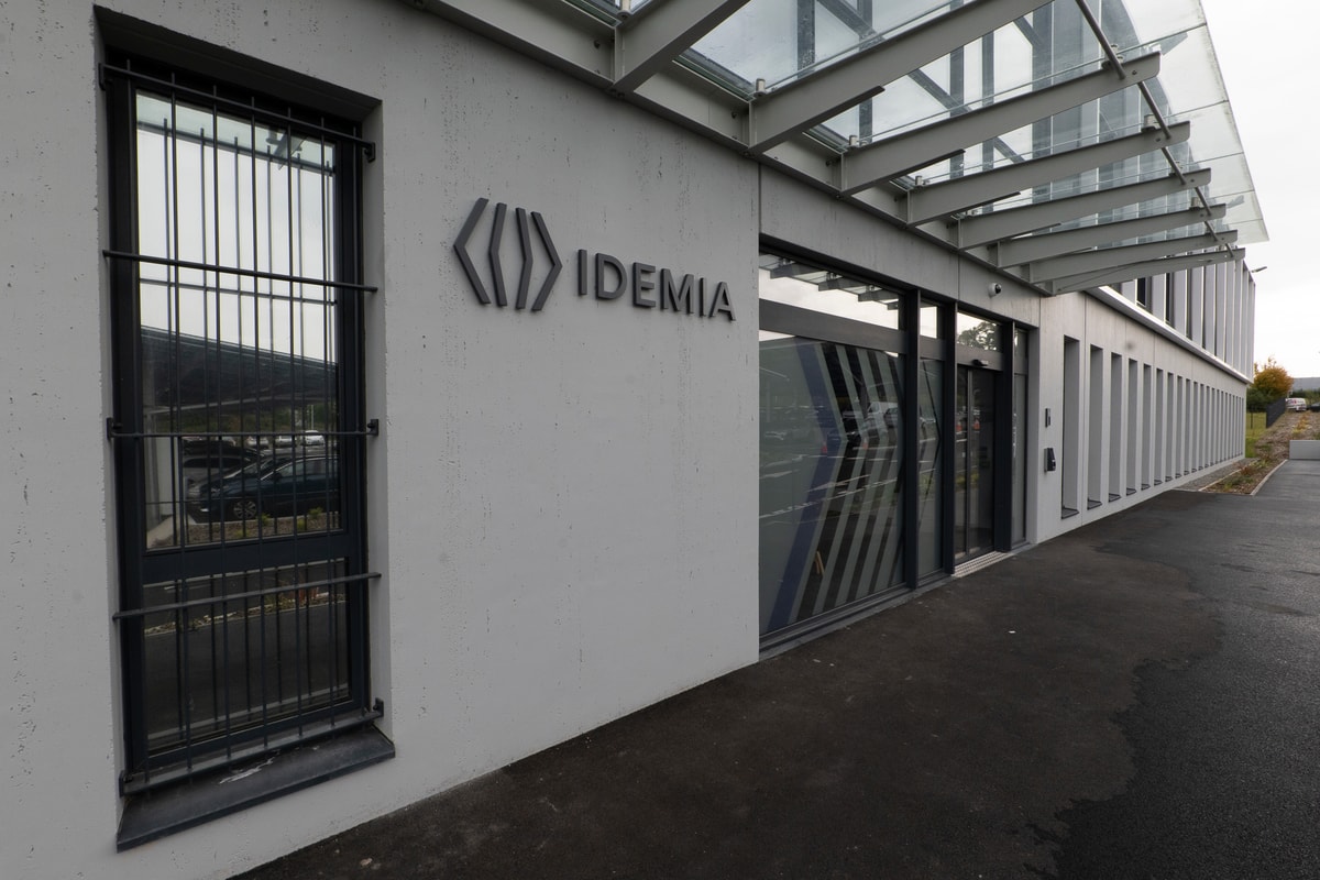 Idemia modernise son système productif grâce à sa nouvelle usine à Vitré