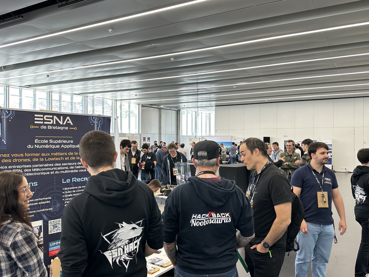 Les visiteurs s'arrêtent sur les stands du salon à l'occasion du Breizh CTF