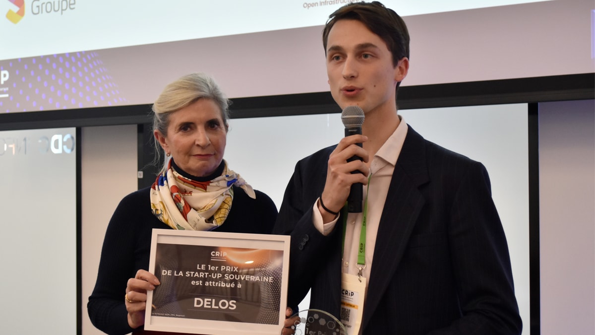 Sylvie Roche, directrice générale du CRiP et Arthur Pintart, Account Manager, représentait l'organisation Delos lors de la remise de prix de la startup souveraine, organisée par le CRiP.