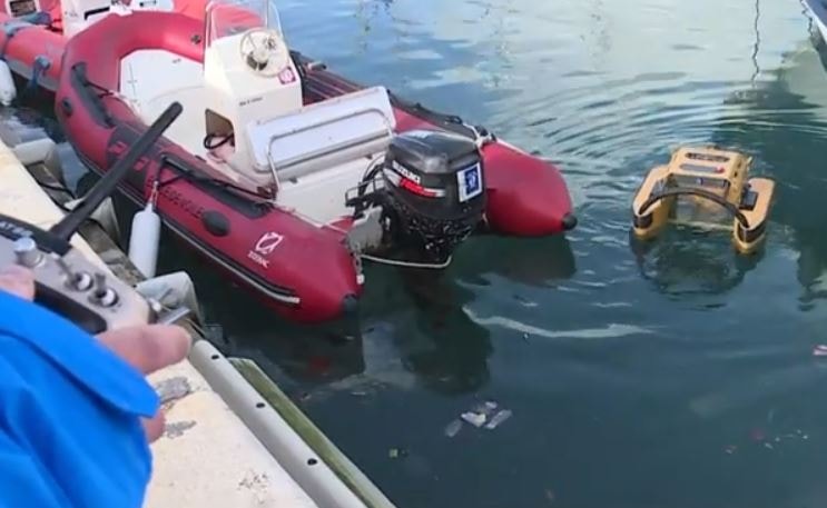 En rodage à Cassis (Bouches-du-Rhône), le 18 janvier dernier, le robot ramasse tous les détritus qu’il rencontre lors de ses allées et venues dans le port.