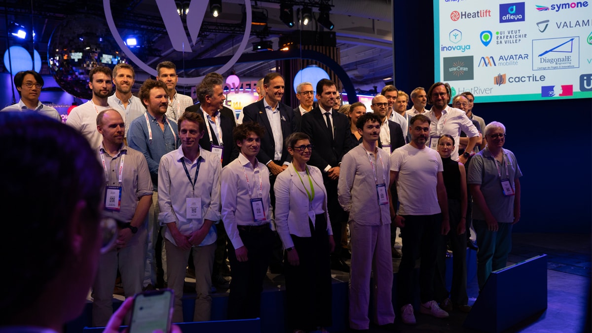 Le ministre délégué chargé de la Transition écologique, Mathieu Lefèvre, et le directeur général de la Caisse des Dépôts et Consignations (CDC), Olivier Sichel entouré des 25 lauréats « Greentech Innovation » 2026.