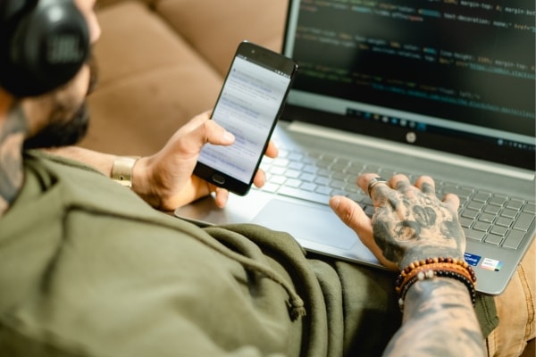 [Chronique] Passer du côté obscur ? A 5h du mat’, dans la tête d’un jeune talent de la cyber