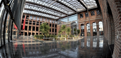 Créé en 2009, le pôle d’activités lillois Euratechnologies est encore jeune. Mais il est déjà suffisamment attractif pour qu’IBM y installe son nouveau centre de services. Le site réunit des acteurs de toutes tailles de l’économie numérique pour y faire émerger des synergies et favoriser l’innovation.