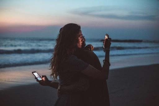 Le phénomène en cause : le Fomo (“fear of missing out” ou “peur de rater quelque chose”), une forme d’anxiété sociale qui se traduit par une peur constante de passer à côté d’une nouvelle importante et donc accroît notre dépendance aux réseaux sociaux.