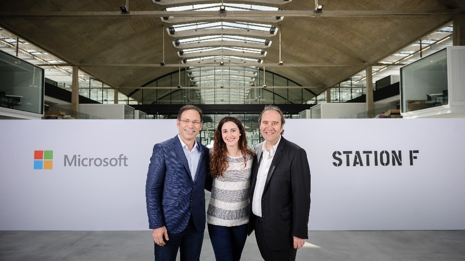Le 20 juin 2017, Microsoft a rejoint Station F, notamment pour accompagner les start-up en intelligence artificielle. A l’époque, Vahé Torossian (à gauche sur la photo) était président de Microsoft France, ici avec Roxanne Varza, directrice de Station F et Xavier Niel, le fondateur du « plus grand incubateur du monde ».
