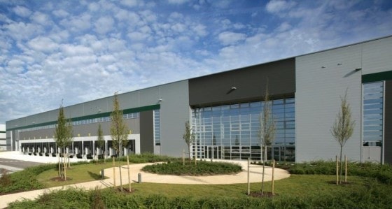 Avec son entrepôt satellite de Moissy-Cramayel, en Seine-et-Marne (30 000 mètres carrés et 200 salariés à terme) inauguré le 9 mars 2017, Zalando France vise la livraison le jour même, notamment en région parisienne.