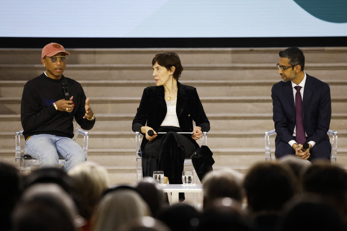 De gauche à droite : US singer-songwriter, music producer and fashion designer Pharrell Williams speaks on stage next to Co-president of the artificial intelligence committee Anne Bouverot and Google CEO Sundar Pichai during a plenary session at the Artificial Intelligence (AI) Action Summit, at the Grand Palais, in Paris, on February 11, 2025. (Photo by Ludovic MARIN / AFP)