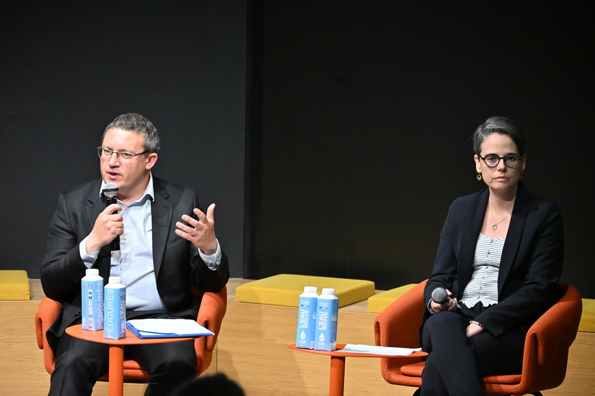 Vincent Strubel, directeur général de l'ANSSI et Chloé Chabanol, sous-directrice opérations, présentent à l'assemblée les points sensibles à consolider en terme de cybersécurité