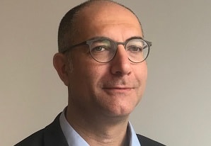 Michael Kodochian, directeur de l’Innovation et des Projets Stratégiques d'Atol, finalise les lunettes pour l'autonomie des personnes âgées afin de les commercialiser en septembre. ©DR