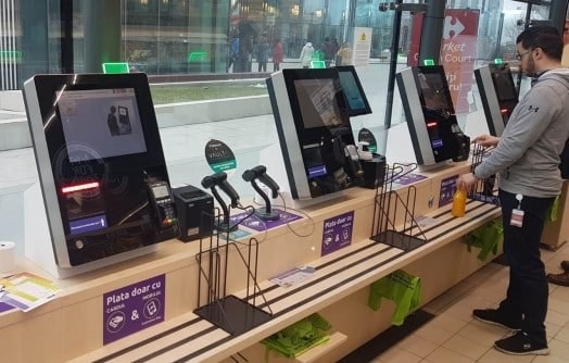 Carrefour Roumanie teste, depuis le mois dernier, un système de paiement biométrique par reconnaissance digitale dans son supermarché Skanska de Bucarest. Ce mode de paiement est proposé aux caisses classiques et automatiques du magasin.