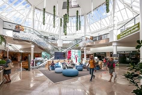 Centre Commercial Orléans, Place d'Arc, intégralement rénové en 2018, crédit Shoootin