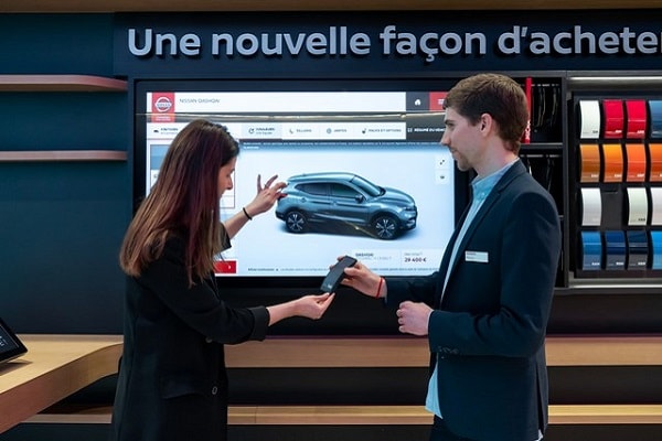 Durant tout son parcours dans le showroom, le visiteur est suivi discrètement par de multiples capteurs qui en déterminent le profil et analysent son comportement.