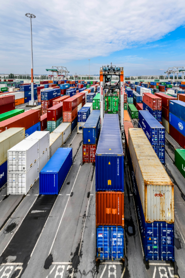 Un camion cavalier déplace les conteneurs au port du Havre (Crédit : HubOne)