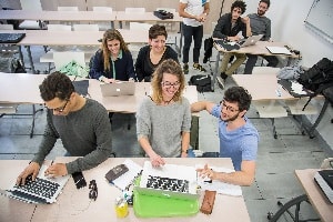 Lors des Coding Week, un mentor accompagne cinq participants.