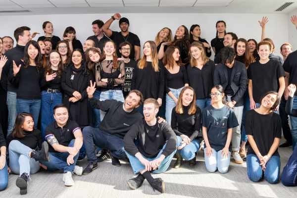 Singulart ne cesse de recruter : 19 offres d’emploi sont à pourvoir actuellement – majoritairement pour des postes de développeurs, en webmarketing et en service client.