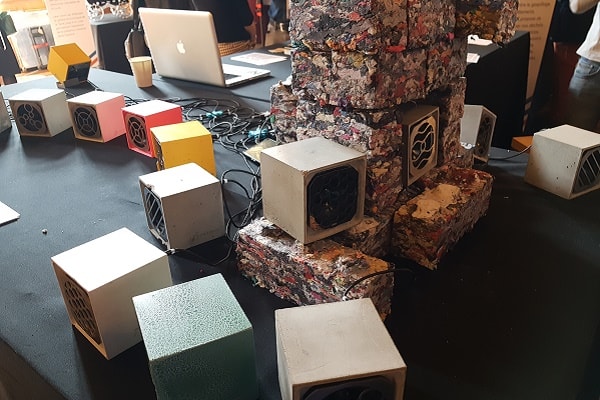 Des produits "made in France" présentés lors du Hacking (la réalité virtuelle pour sauver des vies D'un seul geste; de l'enceinte en béton du Pavé français et la brique en textiles recyclés de la FabBrik)