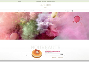 Ladurée propose à ses clients de vivre une expérience mixte, entre les boutiques physiques et en ligne. Les consommateurs – quels que soient leurs devices – peuvent composer à la demande leurs propres boîtes de macarons, retirer leur commande en Click & Collect ou se la faire livrer par coursier en moins de 90 minutes. Grâce à cette nouvelle approche, la marque a connu cette année une hausse de son chiffre d’affaires de 25 % par rapport à l’année précédente. ©Ladurée