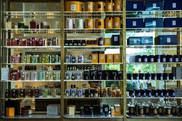 La bibliothèque à parfums.