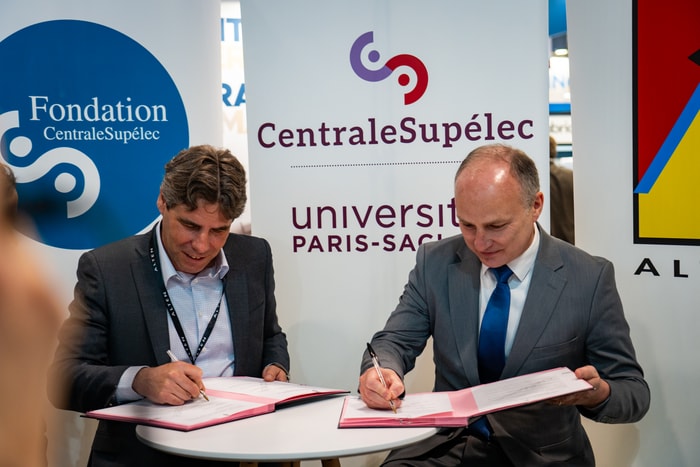 Yann Rougemont, directeur de l’innovation d’ALTEN et Paul-Henry Cournède, directeur de la recherche de CentraleSupélec officialise la chaire IA en partenariat