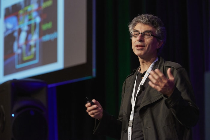 Diplômé de l’université McGill passé par les Bell Labs, Yoshua Bengio dirige le Mila, un laboratoire d’environ 100 personnes. Il a cosigné des articles avec Geoffrey Hinton, l’un des papes de l’IA, et a fortement contribué à la création de l’institut Ivado à Montréal. Il s’implique également dans le développement de l’entrepreneuriat lié à l’IA.