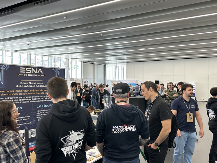 Les visiteurs s'arrêtent sur les stands du salon à l'occasion du Breizh CTF
