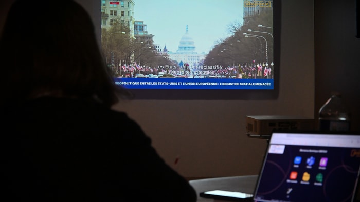 "Les tensions avec les États-Unis s'intensifient", le faux journal télévisé d'Alcyconie absorbe les participants.