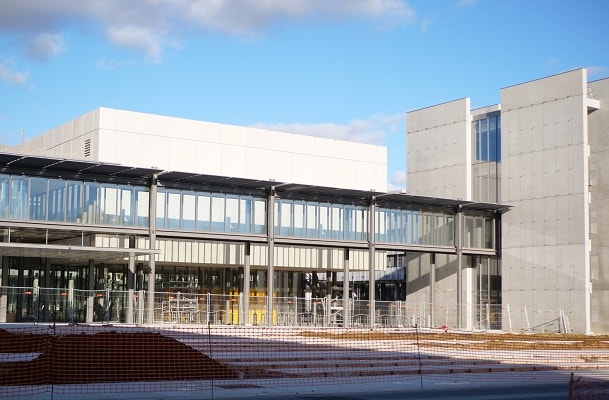 L'université Paris-Saclay compte 48 000 étudiants, 8 100 enseignants-chercheurs et 8 500 personnels techniques et administratifs.