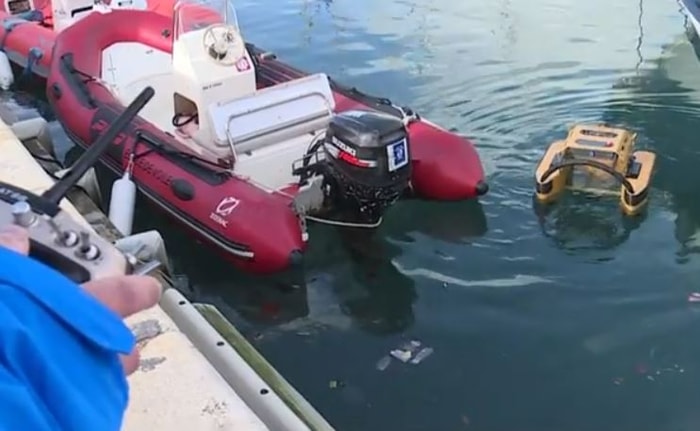 En rodage à Cassis (Bouches-du-Rhône), le 18 janvier dernier, le robot ramasse tous les détritus qu’il rencontre lors de ses allées et venues dans le port.