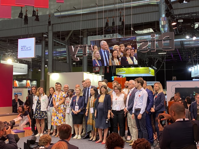Bruno Le Maire et Clara Chappaz entouré des lauréats du Green20 sur la Discovery stage de Vivatech 2022.