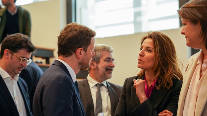 Imène Kabouya discutant avec Clément Beaune dans les locaux de l'Inria. En fond, Bruno Sportisse, le PDG de l'institut.