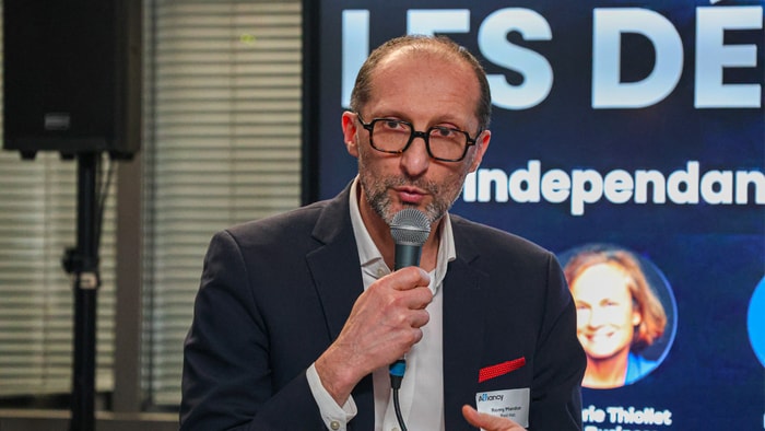 "Le code appartient à ceux qui l’utilisent [...] il faut pouvoir faire tourner les systèmes quel que soit le hardware ou le cloud" - Rémy Mandon, DG Red Hat France