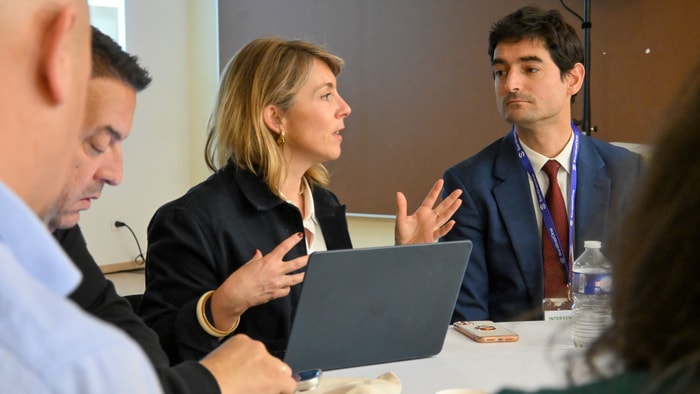 Stéphanie Ledoux fait une démonstration de sa plateforme PIA à Joffrey Célestin-Urbain, président du Cyber Campus.