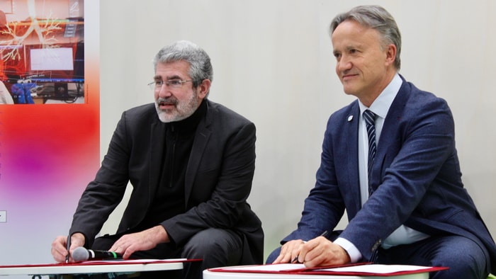 Bruno Sportisse, PDG d’Inria et Philippe Mauguin, PDG d’INRAE, signent le renouvellement de leur partenariat pour 2026-2030.