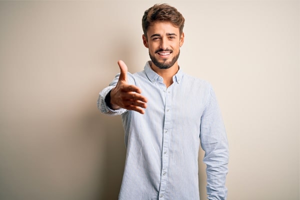 image-stock-homme-tend-main