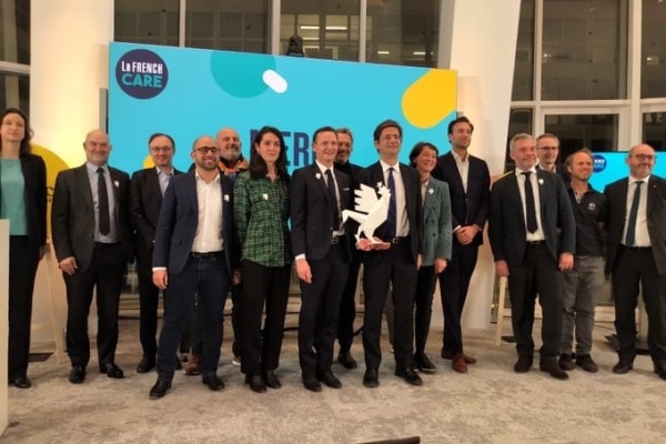 Antoine Tesniere et Nicolas Dufourcq entourés de dirigeant d'entreprise du secteur de la santé au Parisanté campus pour le lancement de la French Care, jeudi 17 février.