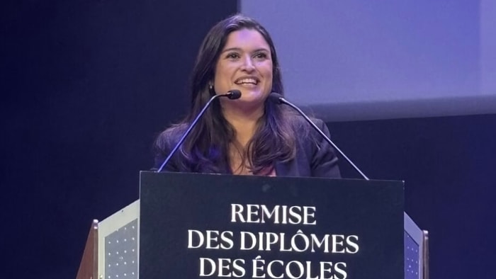 Laura Hassan remet les diplômes de fin d'étude aux étudiants du groupe Ionis