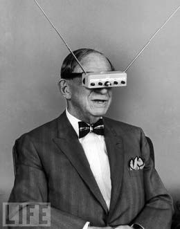 Hugo Gernsback présentant ses lunettes de télévision en 1962 pour le magazine Life.