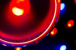 Hal 9000 réimaginé par le photographe Nikk. / L’intelligence artificielle présente dans le film de Stanley Kubrick “2001 : l’Odyssée de l’espace” a largement influencé les assistants vocaux intelligents que nous connaissons aujourd’hui comme Siri d’Apple, Alexa d’Amazon, Cortana de Microsoft...