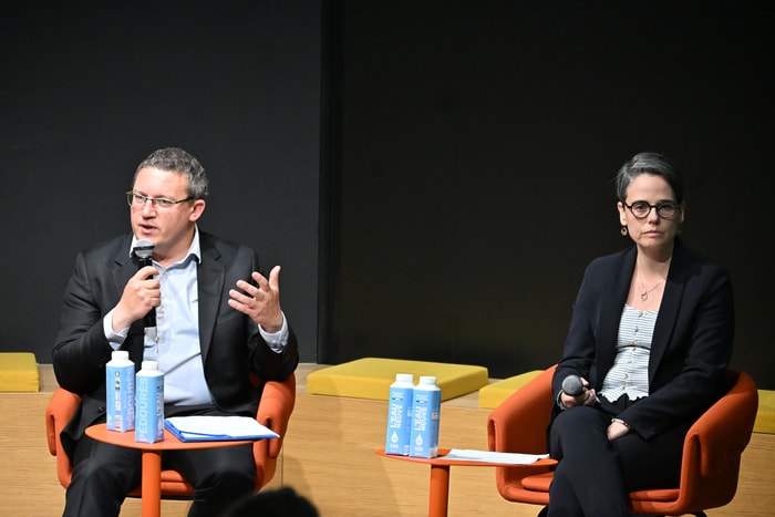 Vincent Strubel, directeur général de l'ANSSI et Chloé Chabanol, sous-directrice opérations, présentent à l'assemblée les points sensibles à consolider en terme de cybersécurité
