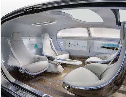 La première Mercedes Benz autonome sortira dès 2018 grâce à la technologie Nvidia. Ces sièges peuvent pivoter pour se faire face.