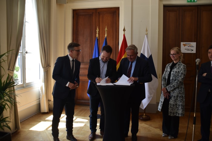 Au centre, de gauche à droite, Daniel Le Coguic de l’ACN (France) et Peter Sund, du FISC (Finnish Information Security Cluster) (Finlande) signent le MOU, sous la supervision de Sébastien Garnault (à gauche), fondateur du Paris Cyber Summit, et de Christiane Kirketerp de Viron (à droite), directrice par intérim pour la société numérique, la confiance et la cybersécurité de la Commission européenne(Photo : Aude Brès - Alliancy)