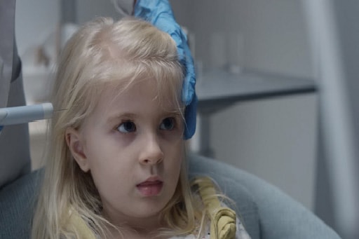Black Mirror, Saison 4, Épisode 2 “Archange” : Une mère inquiète pour la sécurité de sa fille équipe celle-ci d'un implant de surveillance pour la localiser, voire flouter ce qu'elle pourrait voir de violent.