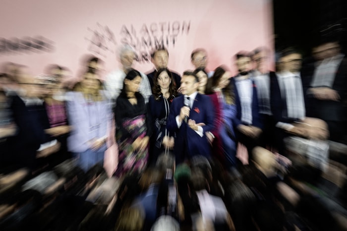 Selfie d'Emmanuel Macron avec les participants du Business Day à Satation F lors de l'AI Action SUlmmit le 11 férvier 2025. (Photo Aurelien Morissard / POOL / AFP)