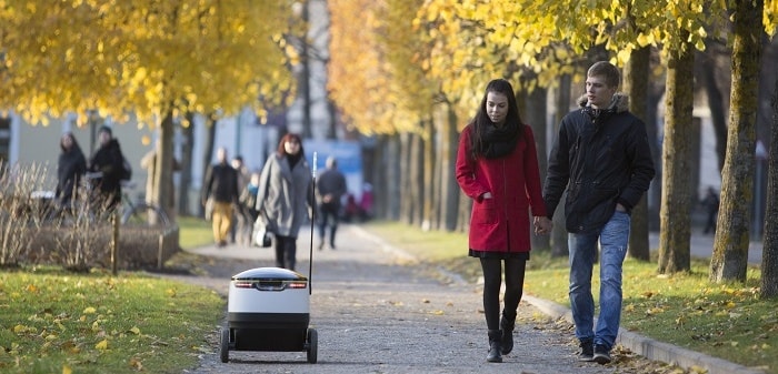 Ici, Starship, un petit robot de livraison à six roues ou « drone sol » qui peut livrer sur un rayon de 3 km en moins de 30 minutes près de 10 kg. © Béatrice Devènes