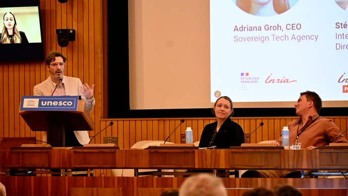 Bastien Guerry ouvre la table ronde "Soutenir les biens communs numériques et l'infrastructure résiliente" aux côtés de Stéphanie Schaer et Dario Taraborelli
