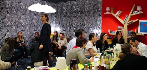 Atelier créatif chez Aviva, toutes les idées sont inscrites sur des post-it pour faire naître des territoires d’innovation.