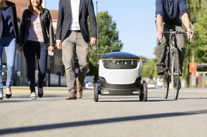 Ici, Starship, un petit robot de livraison à six roues ou « drone sol » qui peut livrer sur un rayon de 3 km en moins de 30 minutes près de 10 kg. © Béatrice Devènes