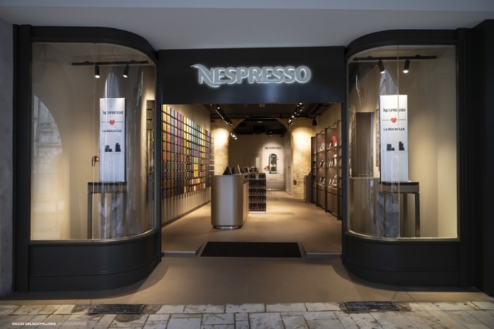Début 2019, Nespresso a inauguré une boutique à La Rochelle (photo), la 5ème dans le Sud-Ouest, en partenariat avec le Groupe Bertrand qui vise à créer un réseau de boutiques en régions (initié en 2017). Celle-ci intègrera un espace recyclage. Une fois les capsules collectées, le marc et l’aluminium (100 % recyclable) sont séparés, puis réutilisés : biogaz et compost pour le marc ; nouveaux objets comme des voitures, vélos et… autres capsules Nespresso pour l’aluminium.