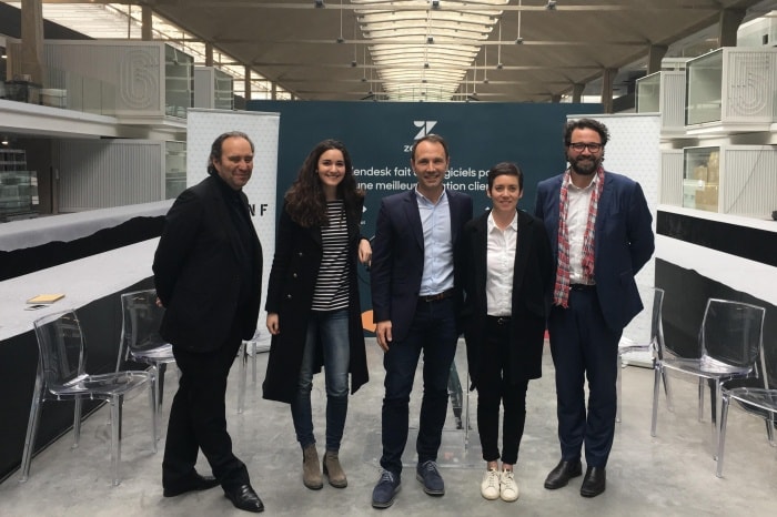 Mikkel Svane, à droite, lors de l’annonce de son entrée à Station F au printemps dernier, en présence de Xavier Niel et Roxane Varza (Station F) ; Nicolas Raspal et Rachel Delacour (les cofondateurs de BIME Analytics). © Station F