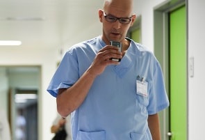 Les professionnels de santé peuvent installer la solution sur différents périphériques. ©Nuance